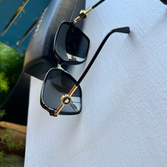 VERSACE - Picture 7 of 7